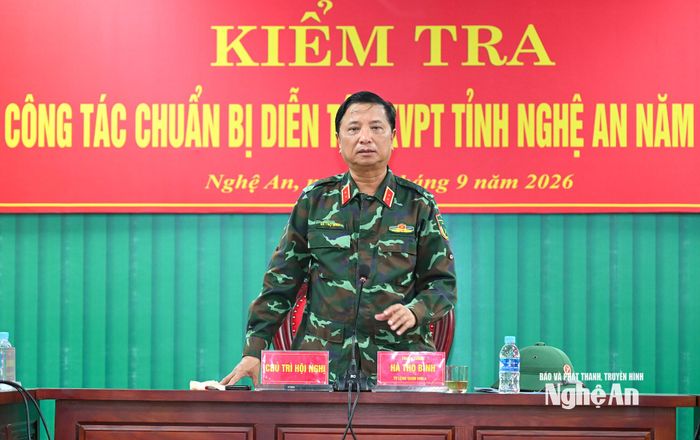 Trung tướng Hà Thọ Bình - Tư lệnh Quân khu 4 kết luận buổi làm việc. Ảnh: Thành Cường