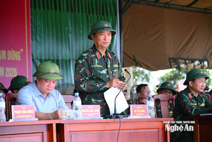 Trung tướng Hà Thọ Bình - Tư lệnh Quân khu 4 phát biểu chỉ đạo tại thao trường. Ảnh: Thành Cường
