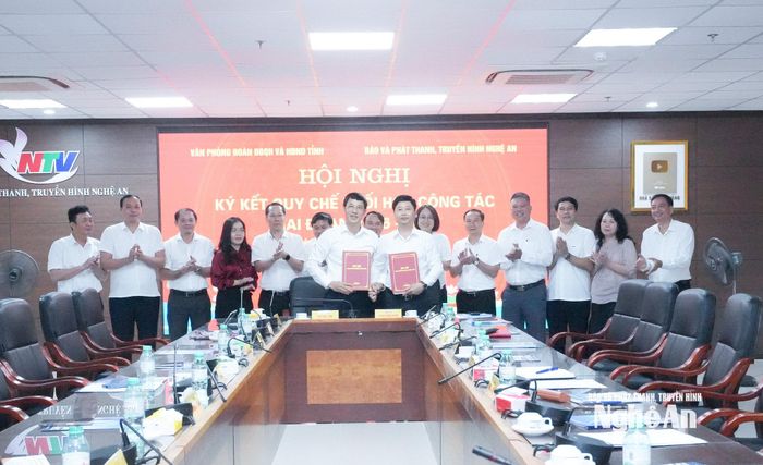 Văn phòng Đoàn ĐBQH và HĐND tỉnh cùng lãnh đạo Báo và phát thanh, truyền hình Nghệ An ký kết quy chế phối hợp giai đoạn 2026 - 2031. Ảnh: Mai Hoa