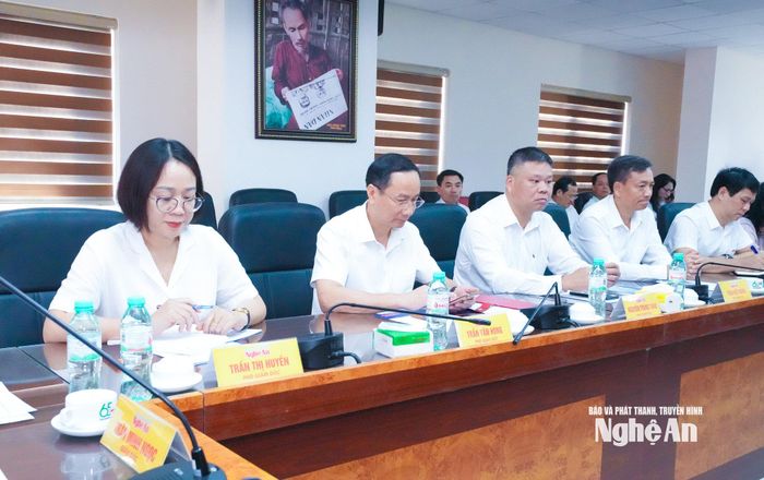 Các đồng chí trong Ban Giám đốc Báo và phát thanh, truyền hình Nghệ An tham dự hội nghị. Ảnh: Mai Hoa