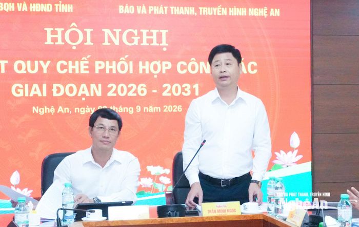 Đồng chí Trần Minh Ngọc - Ủy viên Ban Chấp hành Đảng bộ tỉnh, Giám đốc Báo và phát thanh, truyền hình Nghệ An trao đổi về kết quả phối hợp tuyên truyền giữa 2 cơ quan thời gian qua, đồng thời nêu các nội dung để tiếp tục đẩy mạnh và nâng cao công tác thông tin, tuyên truyền về hoạt động của cơ quan dân cử trong thời gian tới. Ảnh: Mai Hoa