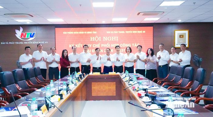 Lãnh đạo 2 cơ quan chụp ảnh lưu niệm. Ảnh: Mai Hoa