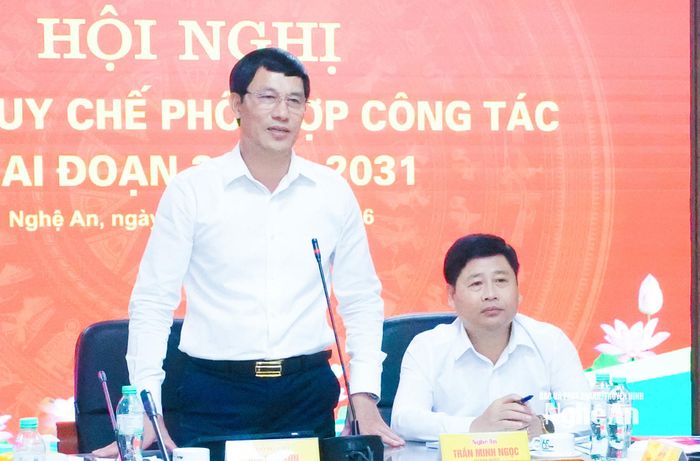 Đồng chí Bùi Duy Sơn - Ủy viên Ban Chấp hành Đảng bộ tỉnh, Chánh Văn phòng Đoàn đại biểu Quốc hội và HĐND tỉnh phát biểu nêu một số nội dung phối hợp giữa 2 cơ quan trong thời gian tới. Ảnh: Mai Hoa