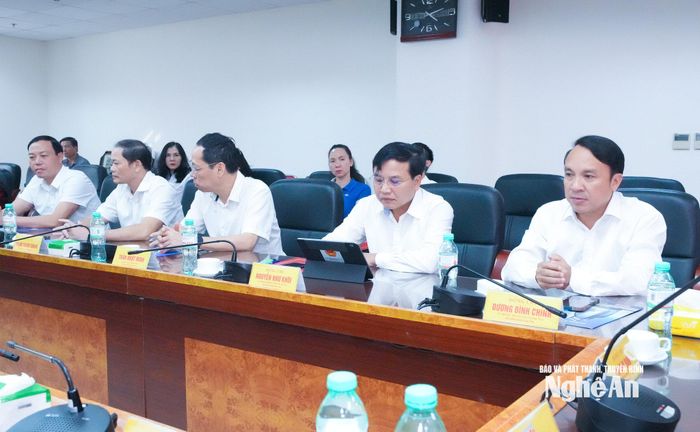 Các đồng chí Thường trực HĐND tỉnh và đại biểu chuyên trách Đoàn đại biểu Quốc hội tỉnh tham dự hội nghị. Ảnh: Mai Hoa