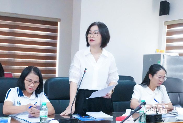 Trưởng phòng Thời sự - Báo và phát thanh, truyền hình Nghệ An Nguyễn Thị Hoa Mơ nêu một số ý kiến về công tác phối hợp, đảm bảo hiệu quả tuyên truyền theo hướng có trọng tâm và chiều sâu. Ảnh: Mai Hoa