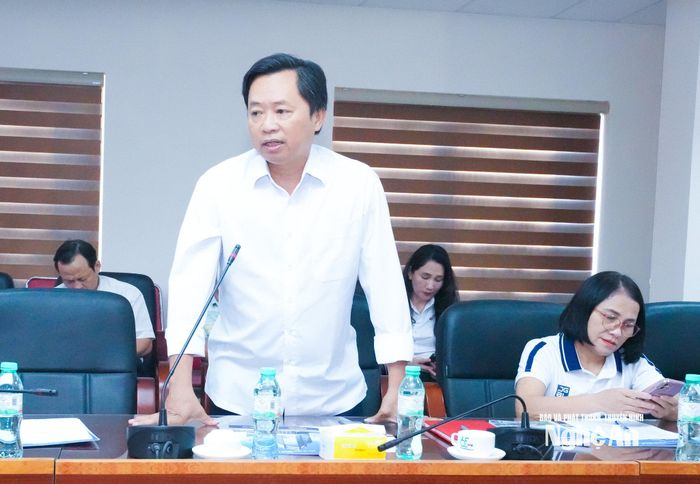 Trưởng phòng Chuyên đề - Báo và phát thanh, truyền hình Nghệ An Ngô Đức Chuyên nêu ý kiến nâng cao chất lượng các chuyên đề tuyên truyền về hoạt động của cơ quan dân cử. Ảnh: Mai Hoa