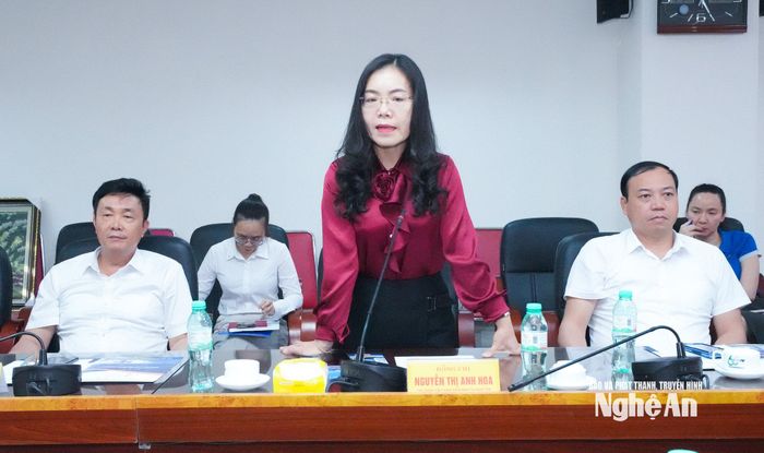Phó Chánh Văn phòng Đoàn đại biểu Quốc hội và HĐND tỉnh Nguyễn Thị Anh Hoa nêu một số giải pháp nâng cao công tác phối hợp giữa 2 cơ quan. Ảnh: Mai Hoa