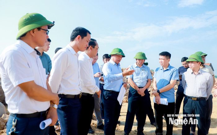 Phó Chủ tịch UBND tỉnh Hoàng Phú Hiền trao đổi với lãnh đạo các địa phương: Hoàng Mai, Quỳnh Văn, Quỳnh Sơn, Quỳnh Lưu về tiến độ thi công gắn với giải ngân vốn đầu tư. Ảnh: Thành Duy