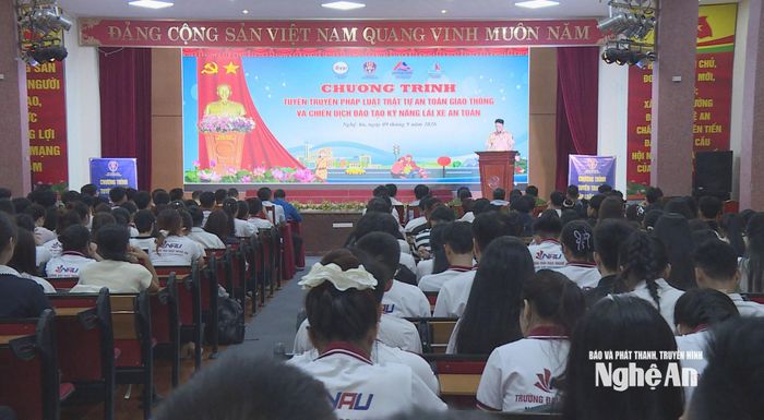 Toàn cảnh khai mạc chương trình tuyên truyền pháp luật về trật tự ATGT và đào tạo kỹ năng lái xe an toàn cho sinh viên. Ảnh: Trần Lịch