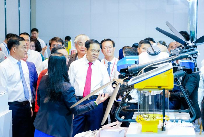 Các đồng chí lãnh đạo, đại biểu tham quan các gian hàng trưng bày tại hội nghị. Ảnh: Phạm Bằng