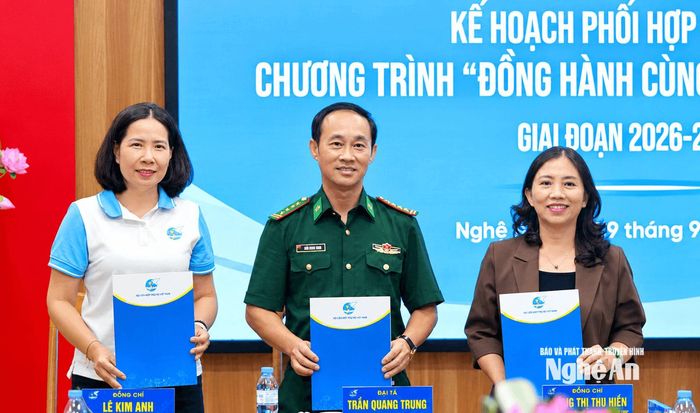 Các đơn vị ký kết biên bản phối hợp thực hiện chương trình. Ảnh: Quang An