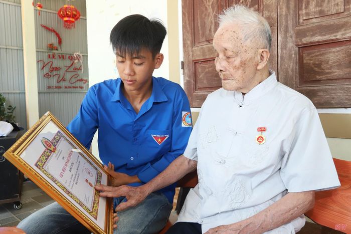 Em Nguyễn Xuân Nghĩa (chắt ngoại cụ Tưng) luôn trân trọng những khoảnh khắc bên cụ Tưng, qua đó hiểu hơn về những năm tháng chiến tranh và sự hy sinh của thế hệ đi trước.