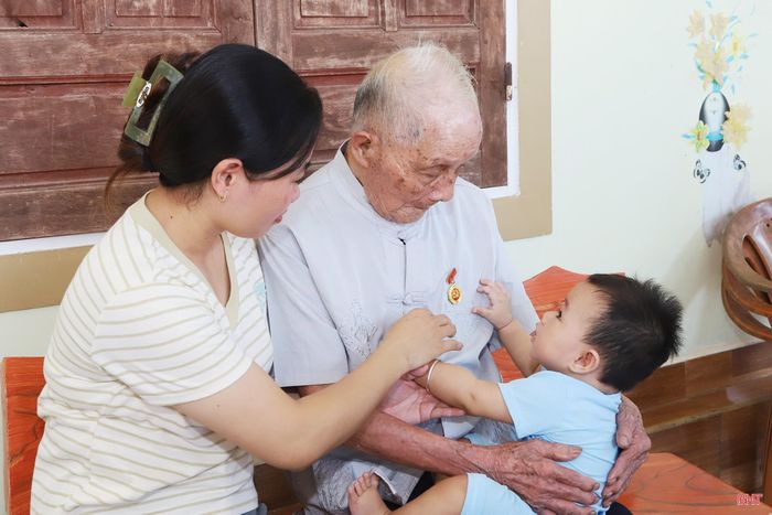 Bên con cháu, cụ Đặng Tưng tìm thấy niềm vui và sự ấm áp trong những ngày tháng tuổi già.