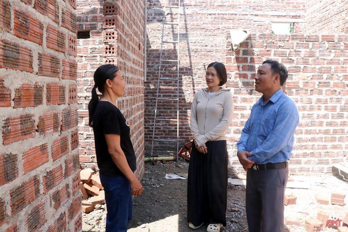 Cán bộ Mặt trận Tổ quốc xã Đồng Lộc kiểm tra tiến độ xây dựng nhà ông Nguyễn Tự.