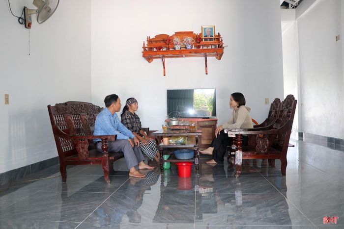 Bà Trần Thị Lê chia sẻ niềm vui trong căn nhà mới.