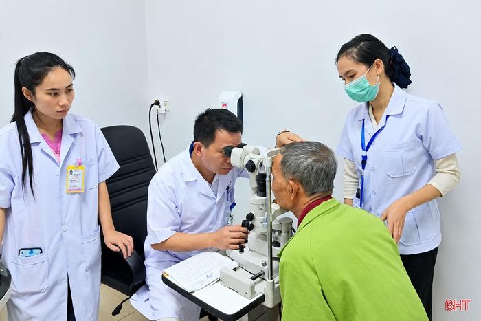 Nhiều người mắc các bệnh lý về mắt có tiền sử hút thuốc lá lâu năm.