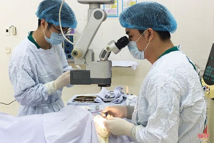 Bệnh nhân N.N.L. (64 tuổi, phường Thành Sen) vừa được các bác sĩ Bệnh viện Mắt Hà Tĩnh phẫu thuật, điều trị đục thủy tinh thể và viêm màng bồ đào.