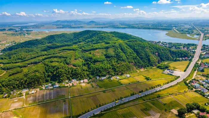 Rú Cơm (xã Nghi Xuân) là nơi lá cờ đỏ búa liềm lần đầu tiên xuất hiện vào sáng 1/5/1930, báo hiệu thời kỳ đấu tranh sôi nổi của phong trào Xô viết Nghệ Tĩnh trên quê hương Hà Tĩnh.