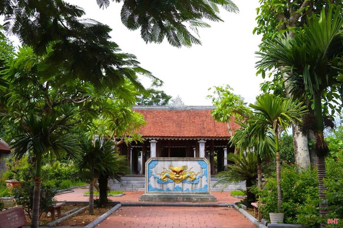 Đền Phương Giai (nay thuộc thôn Phương Giai, xã Kỳ Xuân).