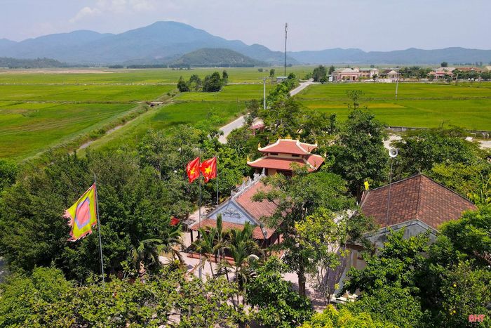 Đình Đỉnh Lự (xã Hồng Lộc) là nơi thành lập Chi bộ Đảng đầu tiên ở Hà Tĩnh vào tháng 2/1930.