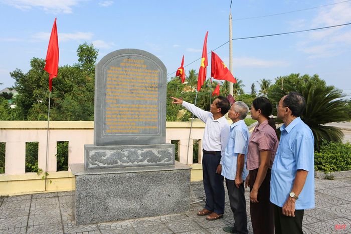 Các đảng viên Chi bộ thôn Bắc Nghèn (xã Can Lộc) ôn lại truyền thống cách mạng tại Di tích lịch sử quốc gia Bến đò Thượng Trụ.