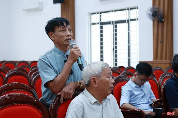 Ông Nguyễn Xuân Chiến (thôn Hoàng Càn, xã Thiên Cầm) phản ánh tình trạng lưới điện xuống cấp.