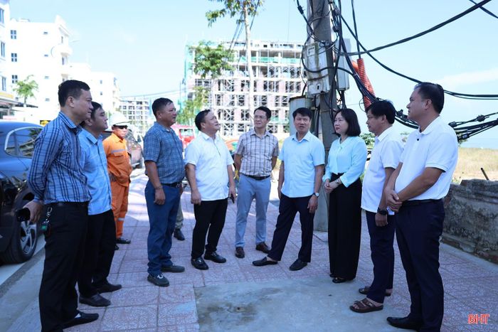 Trước đó, Ban Kinh tế - Ngân sách, HĐND tỉnh khảo sát thực trạng hệ thống đường dây, trạm biến áp do HTX Kinh doanh tổng hợp Thành Tâm quản lý.