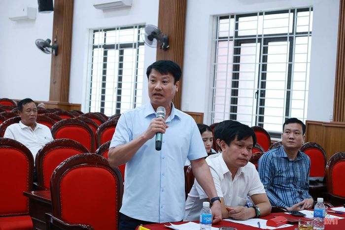 Đồng chí Trần Quang Tuấn - Ủy viên BTV Tỉnh ủy, Bí thư Đảng ủy, Chủ tịch HĐND phường Thành Sen, thành viên Ban Kinh tế - Ngân sách, HĐND tỉnh đề nghị các bên có sự tích cực trong việc định giá tài sản, hoàn thiện hồ sơ để sớm bàn giao lưới điện bảo đảm quyền lợi của khách hàng.