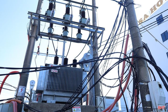Nằm gần biển, thường xuyên chịu tác động của hơi ẩm và môi trường nhiễm mặn nên nhiều thiết bị điện xuống cấp, tiềm ẩn nguy cơ mất an toàn.