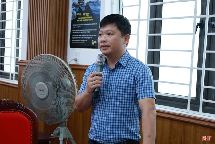 Ông Phạm Tuấn Anh, Trưởng Điện lực Cẩm Xuyên thông tin một số vấn đề về giá điện và vướng mắc trong quá trình bàn giao lưới điện của HTX sang ngành Điện.