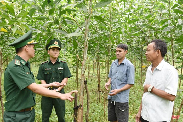BĐBP Phú Lâm trao đổi, chia sẻ với bà con dân tộc Lào Thưng về kinh nghiệm phát triển vườn đồi.