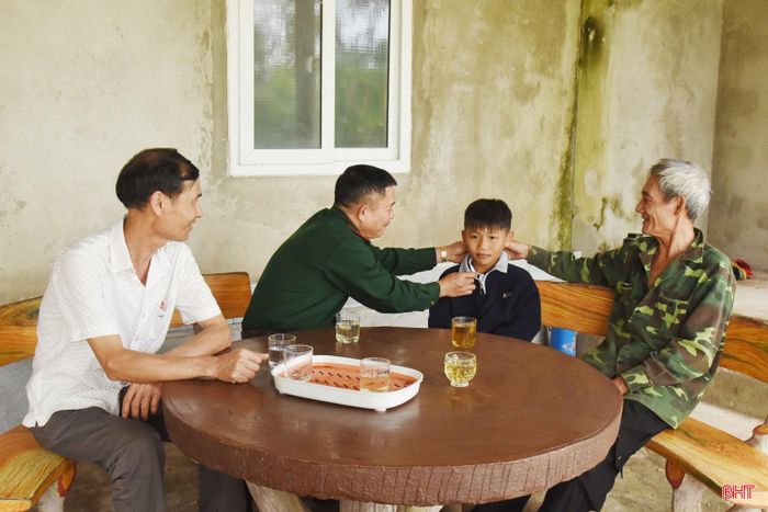 Cán bộ dân vận Đồn Biên phòng Cửa khẩu quốc tế Cầu Treo động viên gia đình yếu thế là người dân tộc Mường ở thôn Hà Trai, xã Sơn Kim 1.