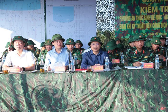 Trung tướng Hà Thọ Bình – Tư lệnh Quân khu, Trưởng ban Chỉ đạo Diễn tập tác chiến khu vực phòng thủ Quân khu 4 và các đồng chí Trưởng, Phó Trưởng ban Chỉ đạo Diễn tập khu vực phòng thủ tỉnh Hà Tĩnh tại cuộc kiểm tra.