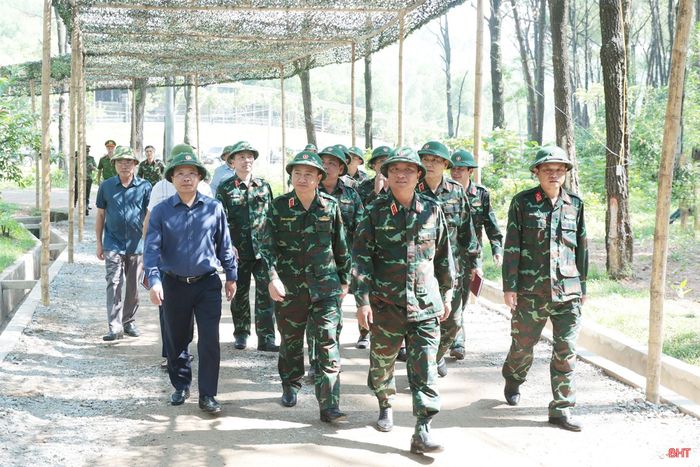 Các đồng chí trong Ban Chỉ đạo Diễn tập tác chiến khu vực phòng thủ Quân khu 4 và các đồng chí trong Ban Chỉ đạo Diễn tập khu vực phòng thủ tỉnh Hà Tĩnh tại cuộc kiểm tra.