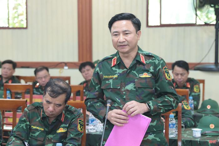 Trung tướng Đoàn Xuân Bường – Chính ủy Quân khu, Phó Trưởng ban Chỉ đạo Diễn tập tác chiến khu vực phòng thủ Quân khu 4 tham gia ý kiến tại cuộc làm việc.