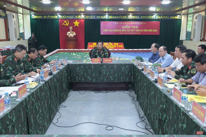 Trung tướng Hà Thọ Bình chủ trì cuộc làm việc.