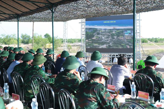 Các đại biểu theo dõi phương án diễn tập vận hành cơ chế, thực binh, các phương án chiến đấu.