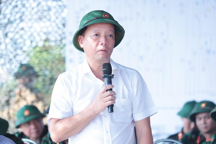 Đồng chí Phan Thiên Định – Phó Bí thư Tỉnh ủy, Chủ tịch UBND tỉnh, Phó Trưởng ban Chỉ đạo Diễn tập khu vực phòng thủ tỉnh Hà Tĩnh trao đổi tại cuộc kiểm tra.