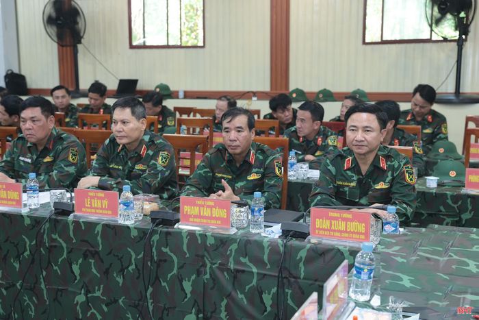 Trung tướng Đoàn Xuân Bường – Chính ủy Quân khu, Phó Trưởng ban Chỉ đạo Diễn tập tác chiến khu vực phòng thủ Quân khu 4 và các đại biểu tham dự cuộc làm việc.