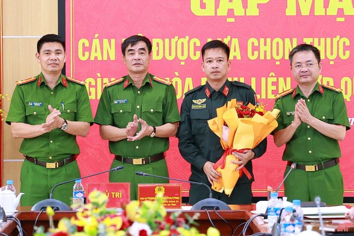 Lãnh đạo Công an tỉnh tặng hoa chúc mừng Trung tá Nguyễn Đình Anh