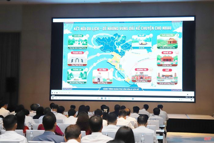 Các đại biểu theo dõi phim tư liệu đánh giá kết quả thực hiện Thỏa thuận hợp tác phát triển KT-XH giữa TP Hồ Chí Minh với một số tỉnh, thành phía Bắc và Bắc Trung Bộ giai đoạn 2023 - 2025.
