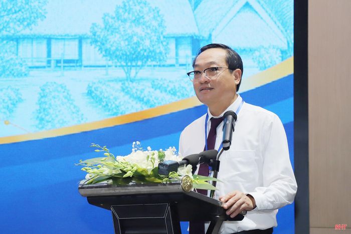 Đồng chí Đặng Trần Phong - Phó Giám đốc Sở Tài chính Hà Tĩnh phát biểu tham luận.