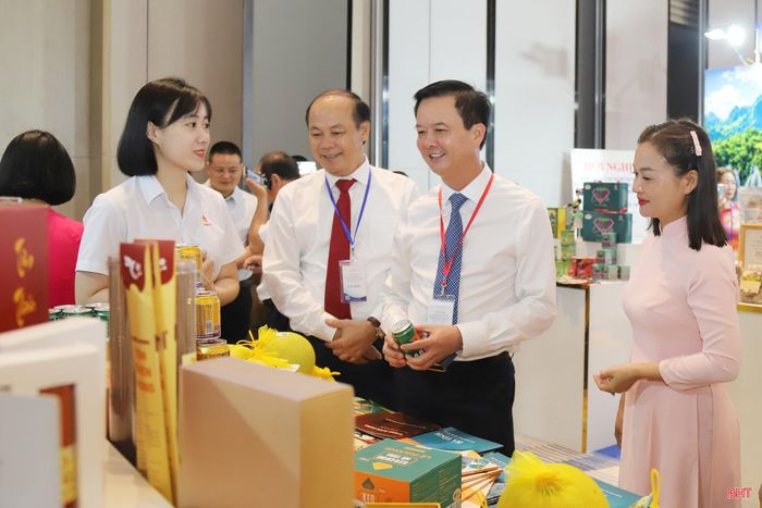 Đồng chí Trần Báu Hà - Ủy viên BTV Tỉnh ủy, Phó Chủ tịch Thường trực UBND tỉnh Hà Tĩnh và các đại biểu tham quan khu trưng bày, giới thiệu sản phẩm, hàng hóa đặc trưng của Hà Tĩnh.