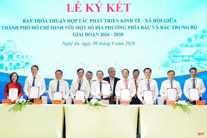 Các đại biểu ký kết thoả thuận hợp tác.