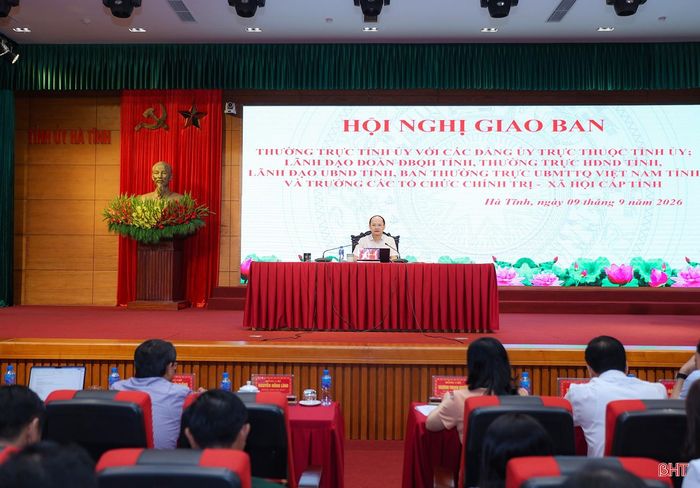 Đồng chí Nguyễn Hồng Lĩnh - Phó Bí thư Thường trực Tỉnh ủy, Chủ tịch HĐND tỉnh chủ trì hội nghị.
