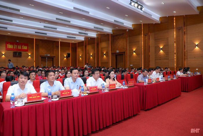 Các đồng chí Ủy viên BTV Tỉnh ủy tham dự hội nghị.