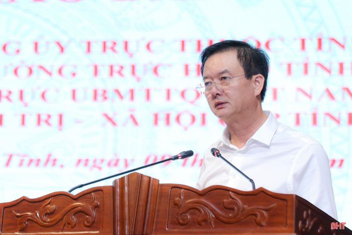 Đồng chí Trần Báu Hà - Ủy viên BTV Tỉnh ủy, Phó Chủ tịch Thường trực UBND tỉnh trao đổi một số nội dung tại hội nghị.