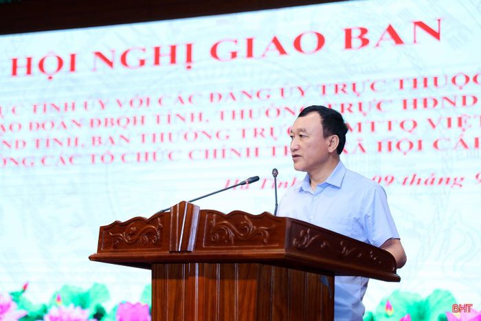 Bí thư Đảng ủy, Chủ tịch HĐND phường Vũng Áng Trần Xuân Phượng phát biểu tại hội nghị.