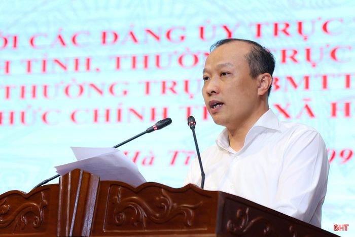 Chánh Văn phòng Tỉnh ủy Thái Phúc Sơn trình bày báo cáo khái quát tình hình, kết quả thực hiện nhiệm vụ thời gian qua của các đảng ủy trực thuộc Tỉnh ủy và các cơ quan.