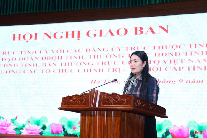  Đồng chí Nguyễn Thị Việt Hà - Phó Chủ tịch HĐND tỉnh trao đổi một số nội dung tại hội nghị. 